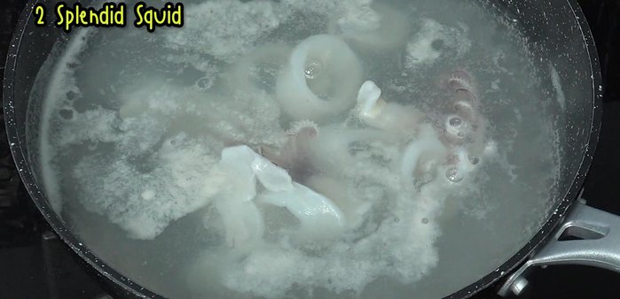 Boil the squid for 10-15 seconds.