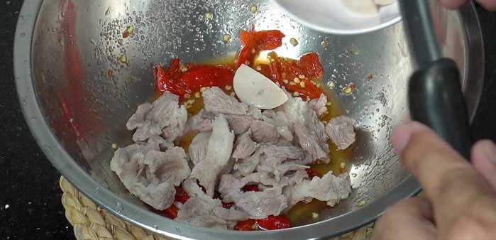Add the boiled pork, pork roll, squid, and shrimp to the dressing. Mix well.