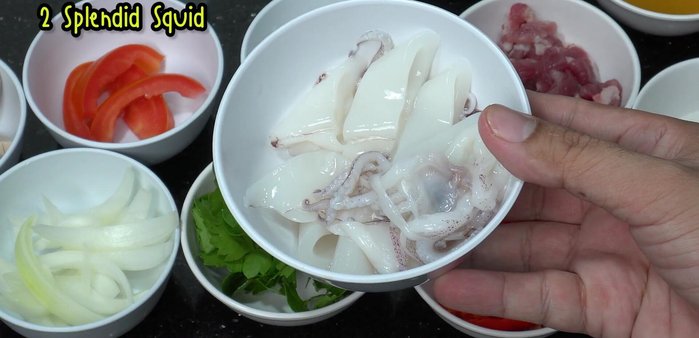 Clean the squid and slice it.