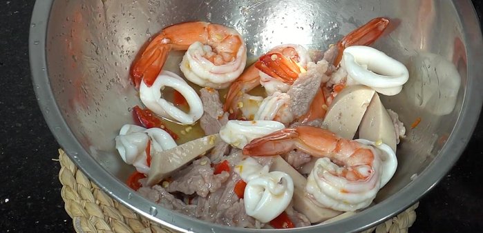 Add tomatoes and onions. Mix gently.
