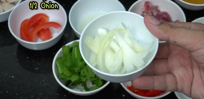Cut the onion into thin strips and the tomato into pieces (remove seeds).