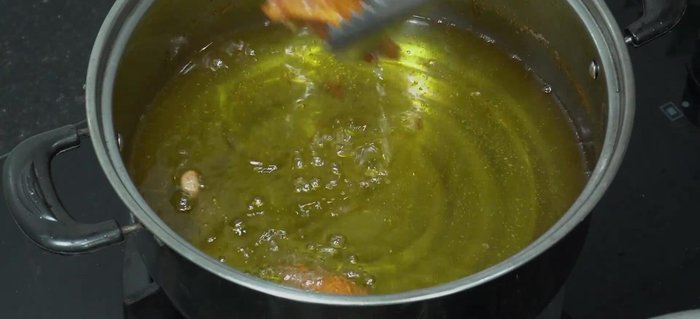 Remove the chicken wings from the oil and let them cool.