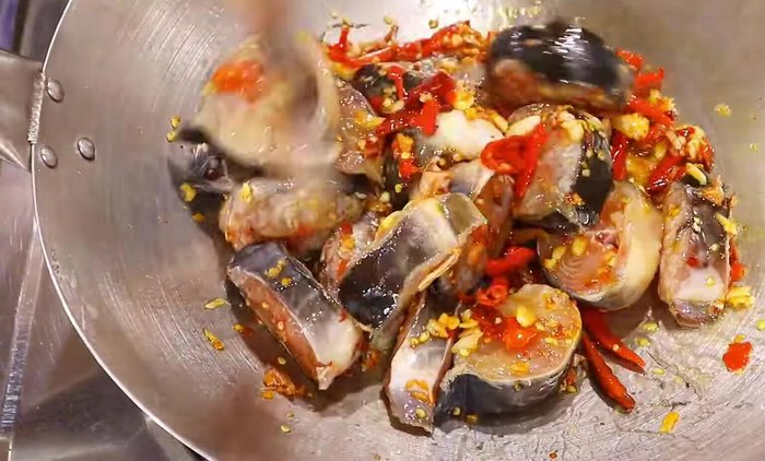 Heat oil in a wok or frying pan over medium-high heat.