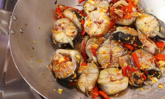 Add the garlic and chilies and stir-fry until fragrant.