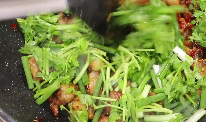 Prepare the chicken and chop it into bite-sized pieces. (Preparation)