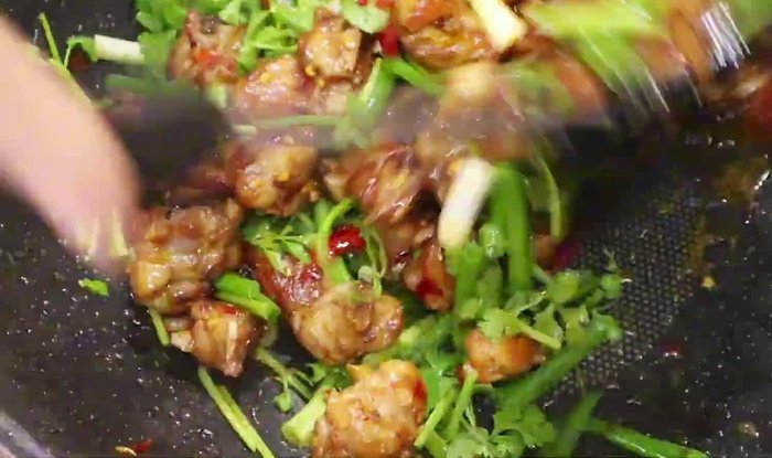 Mince the garlic and chop the chives. (Preparation)
