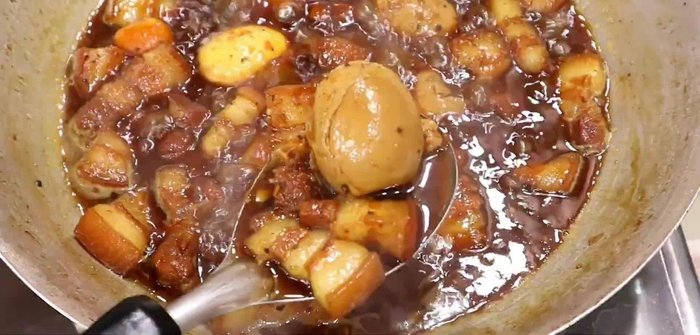 Prepare the ingredients: Clean and cut the pork belly into desired sizes. Prepare the salted duck eggs (optional: prepare the easy-peeling method). Mince the garlic and ginger.