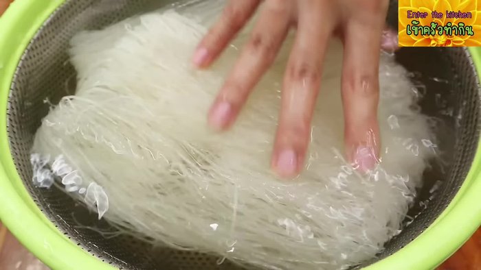Prepare the noodles and other ingredients.
