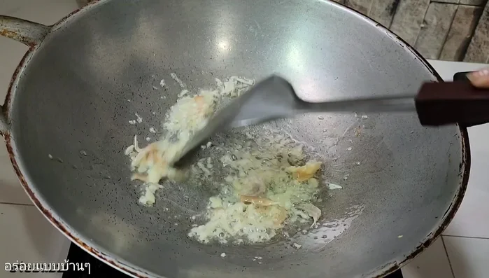 Heat oil in a pan. Add pounded garlic and fry until yellow. Set aside some fried garlic for garnish.
