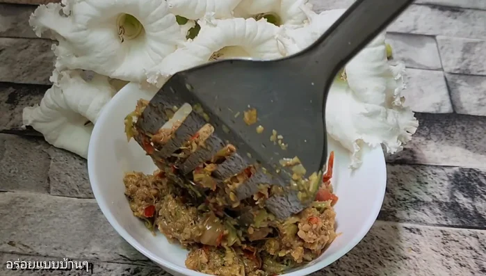 Garnish with the reserved fried garlic and serve.