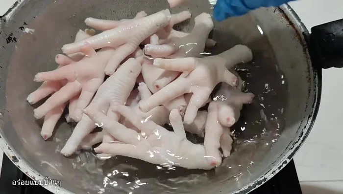 Boil chicken feet with vegetable roots and coriander in water.
