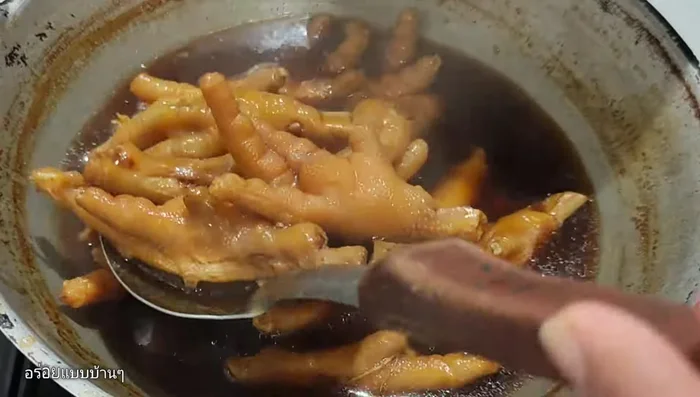 Remove chicken feet and set aside.