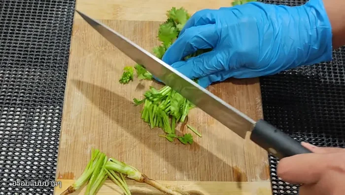 Prepare the coriander: Chop the leaves and bruise the roots.