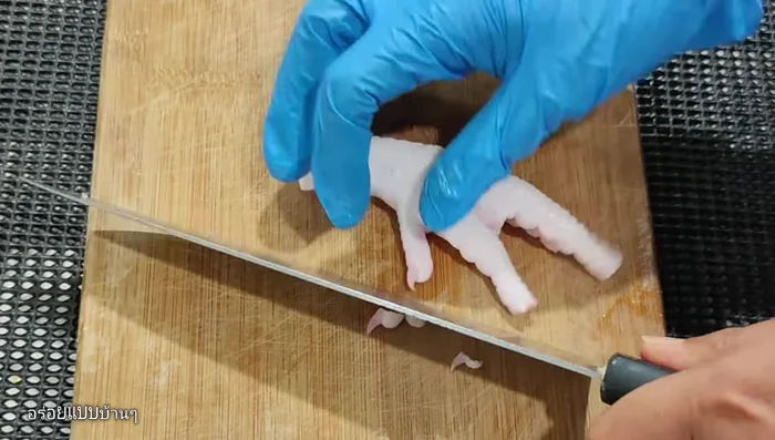 Clean the chicken feet: Remove nails, wash thoroughly with salt and water.
