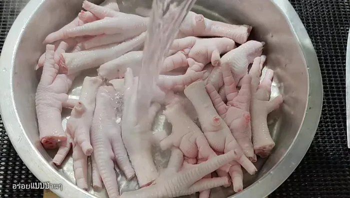 Blanch chicken feet: Boil water, pour over chicken feet, let it rest for 2-3 minutes, then drain the water.