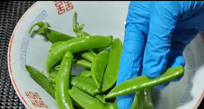 Roast the peas until they have fibers. Use a knife to cut them.
