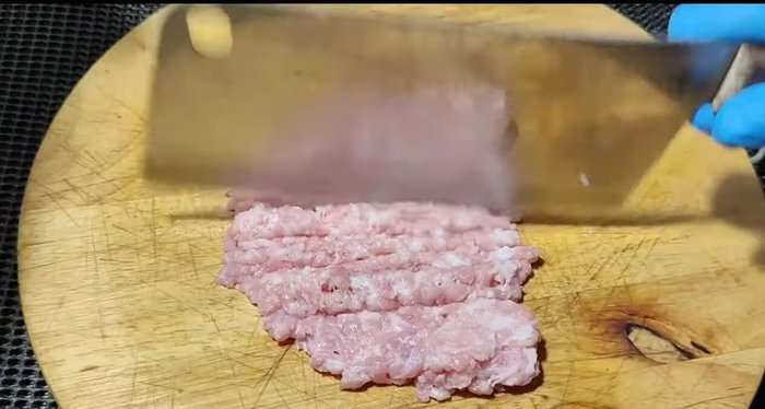 Mince the pork (100 grams).