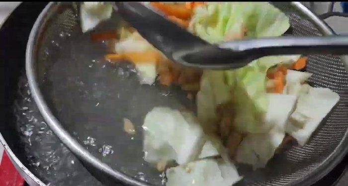 Boil glutinous rice and carrots until cooked.