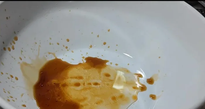 Prepare the spicy salad dressing: Mix syrup, soy sauce, white soy sauce (or salt), and lemon juice. Add chili peppers to adjust spiciness.