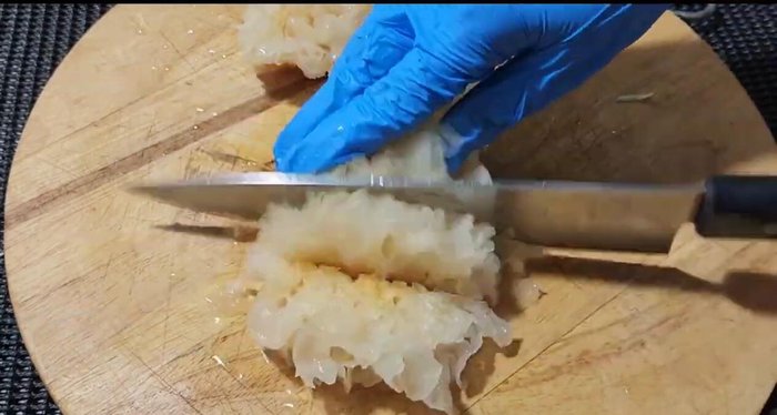 Soak white wood ear mushrooms in water for about 10 minutes until fluffy. Then, cut them into bite-sized pieces.