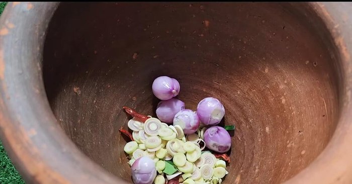 Prepare the curry paste: In a mortar and pestle, pound together the dried chilies, kaffir lime leaves, lemongrass, shallots, garlic, and shrimp paste until finely ground.