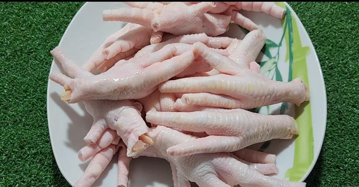 Clean the chicken feet: If necessary, remove the nails and wash thoroughly.