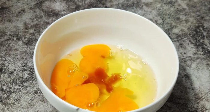 Add 1 teaspoon of oyster sauce, a little seasoning powder, and the sour sausage to the eggs.
