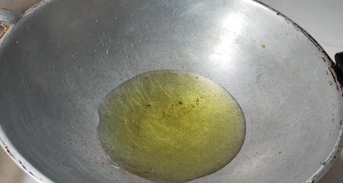 Heat 2 ladles of oil in a frying pan over medium heat.