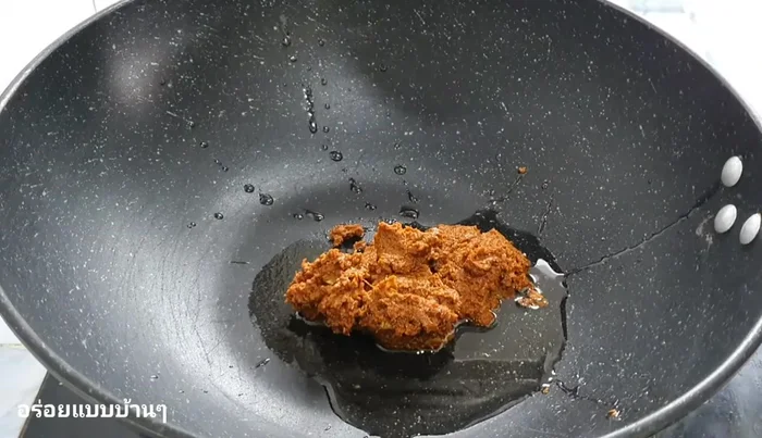Heat a pan with oil, add curry paste and stir-fry until fragrant.