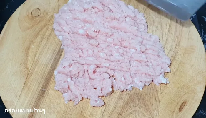 Prepare minced pork. You can buy pre-minced or chop it finely yourself.