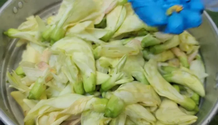 Wash kale flowers thoroughly 2-3 times and drain.