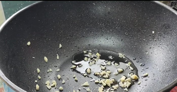 Heat a pan, add a little water, then add chopped garlic and fry until aromatic.