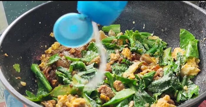 Season with water, sugar, seasoning sauce, and light soy sauce.