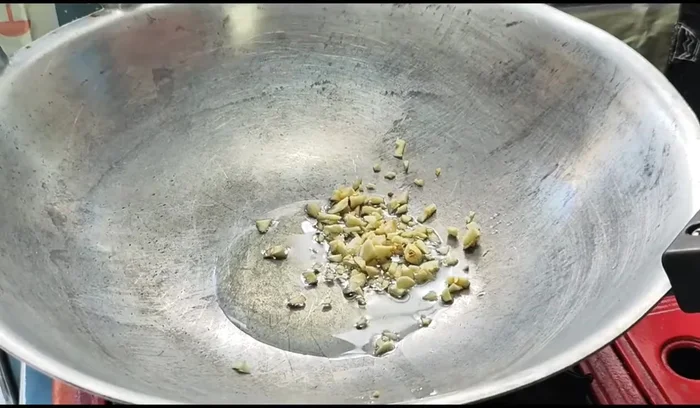 Heat a pan and add oil. Add minced garlic and fry until fragrant.