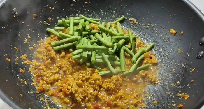 Add green beans and stir-fry until cooked. (108.719)