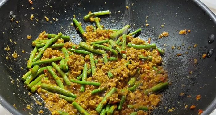 Season with sugar and fish sauce. (125.92)