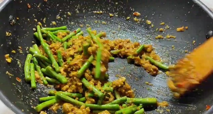 Stir-fry until all ingredients are combined. (146.76)