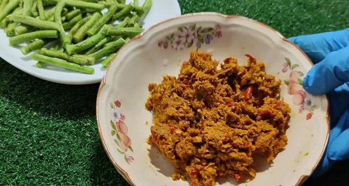 Prepare yardlong beans: Cut into sections and wash. (26.24)