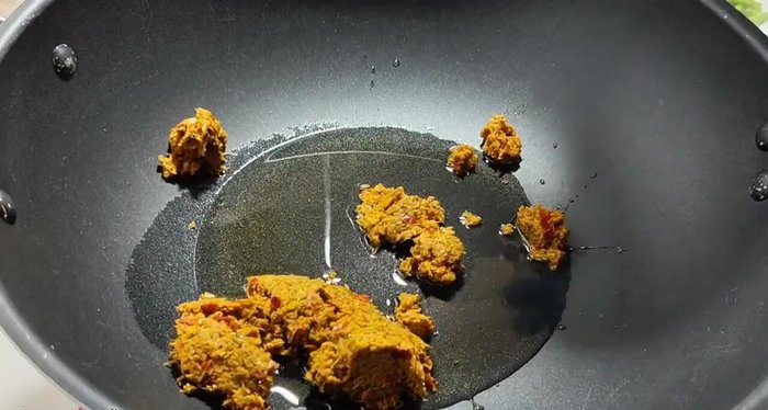 Add red curry paste and stir-fry until fragrant. (57.12)