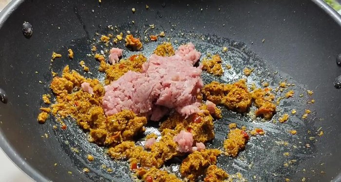 Add minced pork and stir-fry until cooked. (71.24)