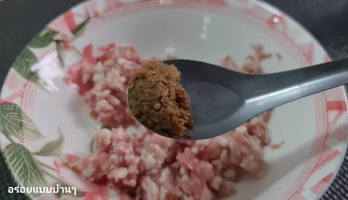 Prepare the minced pork seasoning: Mix minced pork with garlic, pepper, oyster sauce, and white vinegar.