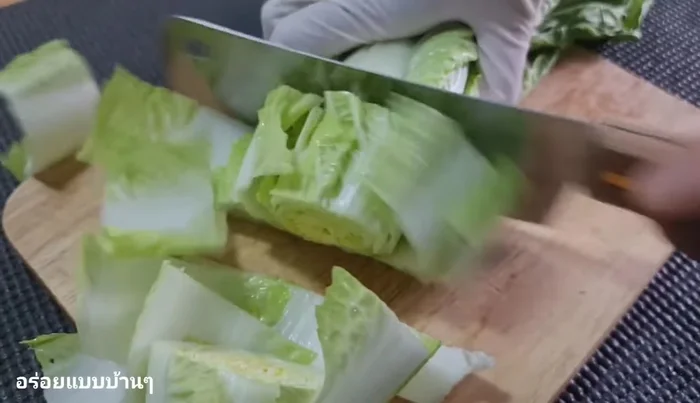 Wash and cut the Chinese cabbage.