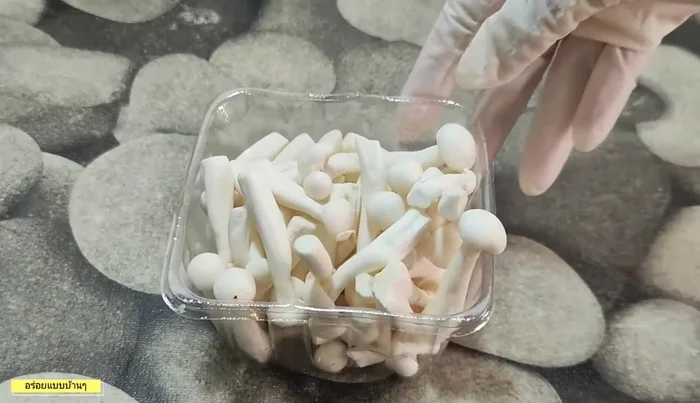 Soak glass noodles in 20 grams of water for 10 minutes.