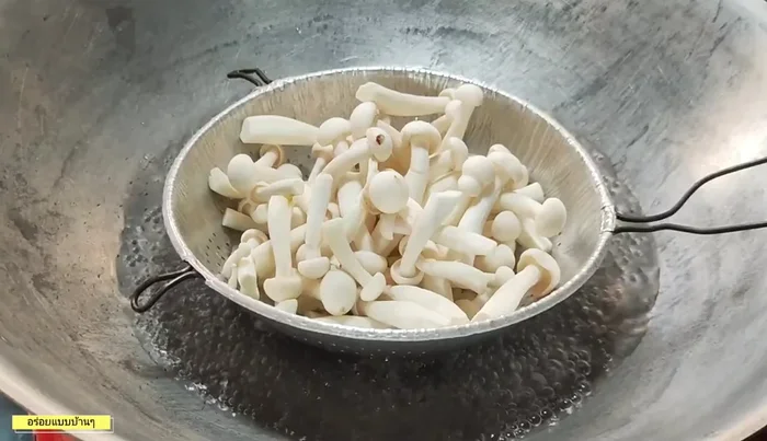 Boil shimeji mushrooms until cooked.