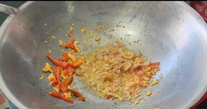 Add the morning glory and stir-fry.