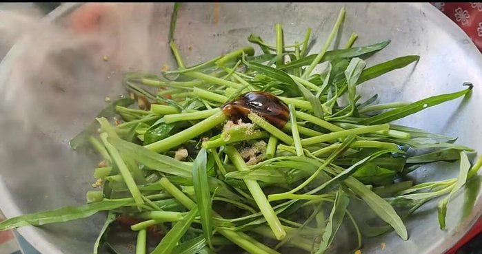 Season with soy sauce, seasoning powder, oyster sauce, and sugar to taste. Stir-fry until the morning glory is cooked.