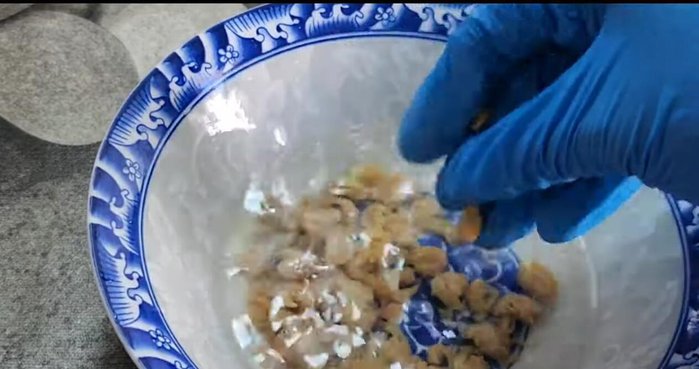 Wash the dried shrimp thoroughly and soak it in water.
