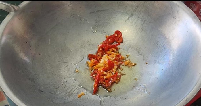 Heat a pan with a little oil. Add the pounded chili and garlic and stir-fry until fragrant.