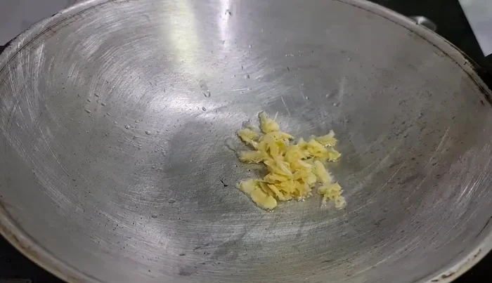 Heat the pan with oil. Add garlic and fry until golden brown and fragrant.