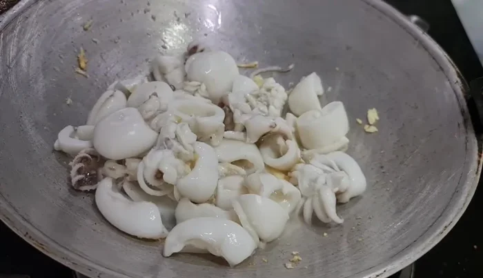 Add the squid and stir-fry briefly.
